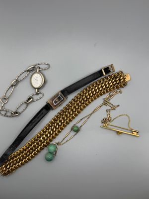 trois bijoux, dont une montre, un bracelet et un stylo