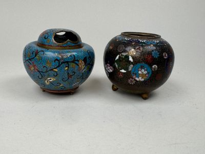 deux vases posés l'un à côté de l'autre sur une table