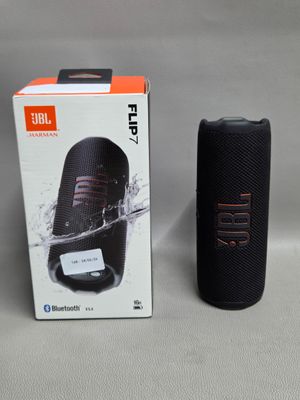 le boîtier de l'enceinte se trouve à côté du boîtier de l'enceinte