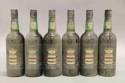 six bouteilles de bière sont alignées en rang