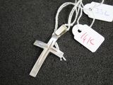 une croix en argent à laquelle est attachée une étiquette de prix