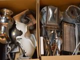 une boîte en carton remplie d'argenterie et d'ustensiles
