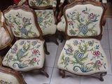 many chairs that are sitting in a room together