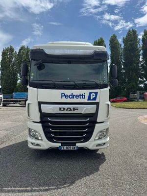 un camion blanc garé dans un parking