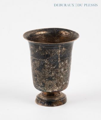 un vase posé sur une surface blanche
