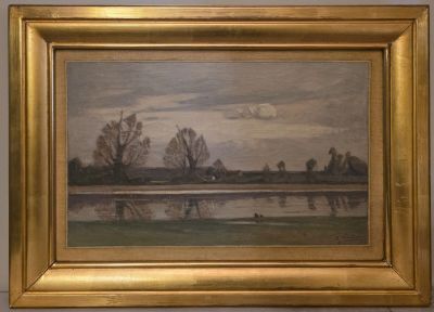 l'image d'une peinture représentant une rivière avec des arbres en arrière-plan