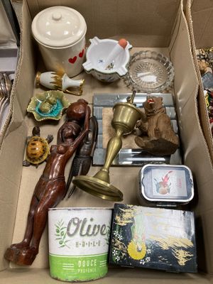 une boîte remplie d'objets variés