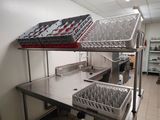 une photo d'une cuisine professionnelle avec des plans de travail en inox