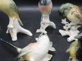 plusieurs figurines d'oiseaux posées les unes sur les autres sur une table