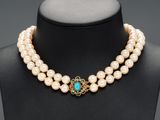 un collier de perles à trois rangs avec un fermoir en turquoise et or