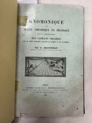 un vieux livre posé sur une table blanche, à côté d'un livre jaune