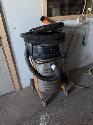 un aspirateur posé sur un chariot dans un garage