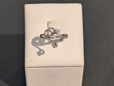 Bague en or blanc 18K (750/°°°) ornée de deux petits diamant…