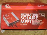 La boîte est ouverte sur la table et contient l'appareil électronique.