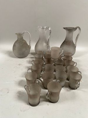 beaucoup de vases et de verres en verre sur la table