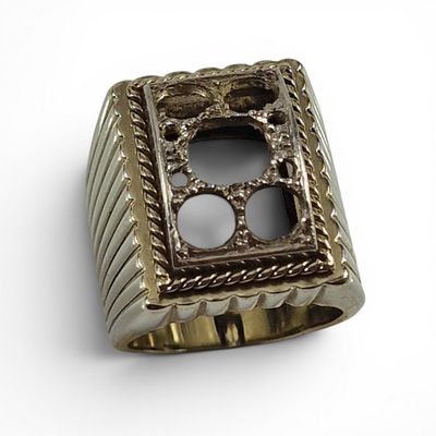 une image représentant une bague en or ornée d'un motif carré