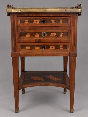 une ancienne commode en bois avec un plateau en marbre