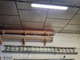 un garage où de nombreux outils sont suspendus au plafond
