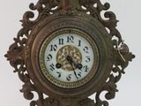 une horloge accrochée au mur de la pièce