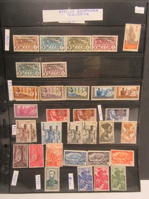 de nombreux timbres différents exposés dans un coffret noir