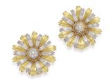 une paire de boucles d'oreilles en forme de fleur, en diamants et en or