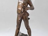 statue en bronze représentant un garçon tenant un arc et une flèche à la main