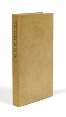 un gros plan d'un livre à la couverture marron sur fond blanc