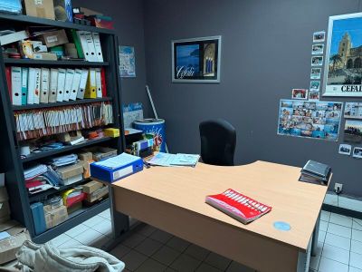 un bureau dans une pièce où se trouvent de nombreux livres