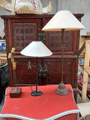 une table rouge sur laquelle est posée une lampe