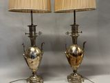 une paire de lampes plaquées argent, chacune munie d'un abat-jour