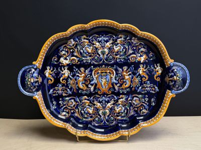 un plateau bleu et jaune orné d'un motif décoratif