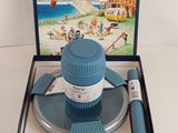 une boîte bleue sur laquelle est représentée une scène de plage