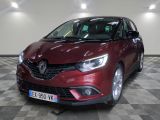 la voiture rouge est garée dans le garage sur le sol en damier