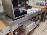 un micro-ondes posé sur une table dans une cuisine