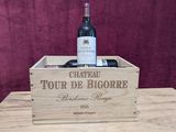 un coffret en bois contenant une bouteille de vin