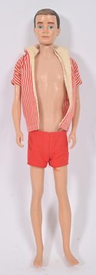 un mannequin masculin portant un t-shirt rayé rouge et blanc et un short rouge