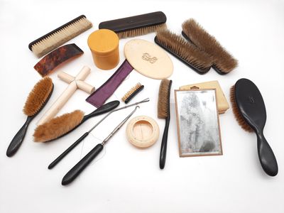 de nombreux types de brosses et de peignes posés sur la table