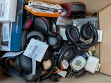 une boîte en carton remplie d'écouteurs et d'autres appareils électroniques