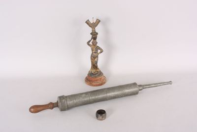 un petit objet métallique avec un manche en bois à côté