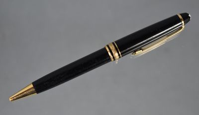 a close up of a pen with a black and gold trim