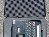 un étui noir contenant une télécommande