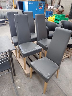quatre chaises posées sur une palette