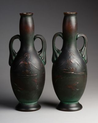 deux vases posés côte à côte sur une surface grise