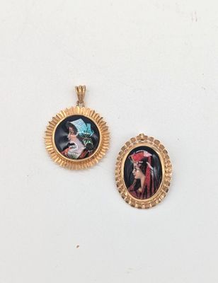 deux pendentifs plaqués or représentant une femme et un homme