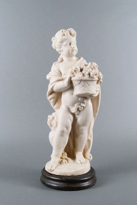 Porteuse de panier de fleurs. Sculpture en résine sur socle.…