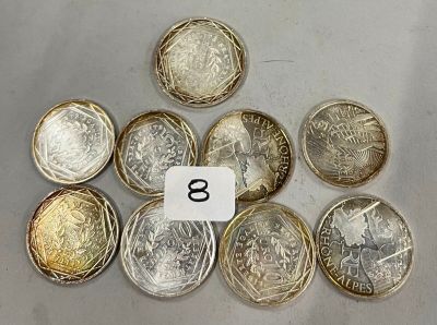 six types différents de pièces d'argent et d'or sont disposés en cercle