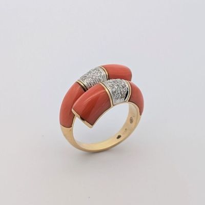 un gros plan d'une bague posée sur une surface blanche, ornée d'un diamant