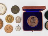 une image représentant une boîte de pièces de monnaie sur laquelle figure le portrait d'un homme