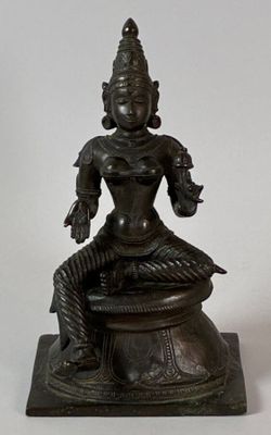 statue représentant une femme assise sur un rocher, tenant un serpent dans la main