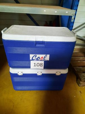 une glacière posée par terre dans le garage